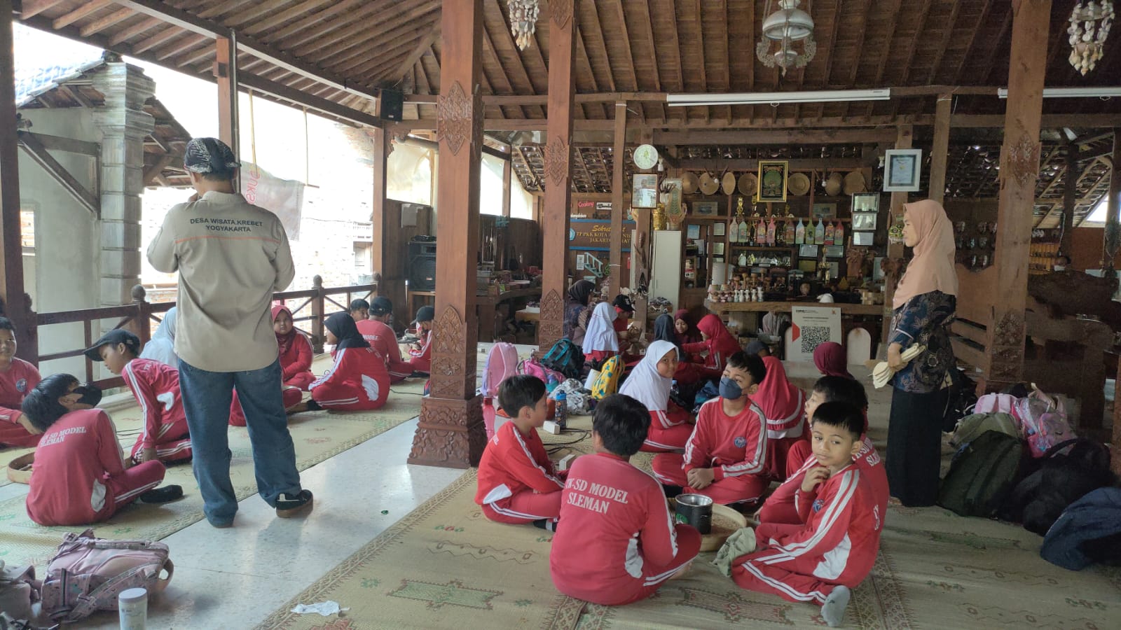 Outing Kelas 3 SD Model Sleman di Desa Wisata Karebet Bantul: Mengenal Kayu dan Permainan Tradisional